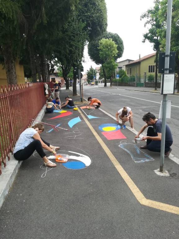 A Solaro le pensiline di sosta per l'autobus si colorano d'arte