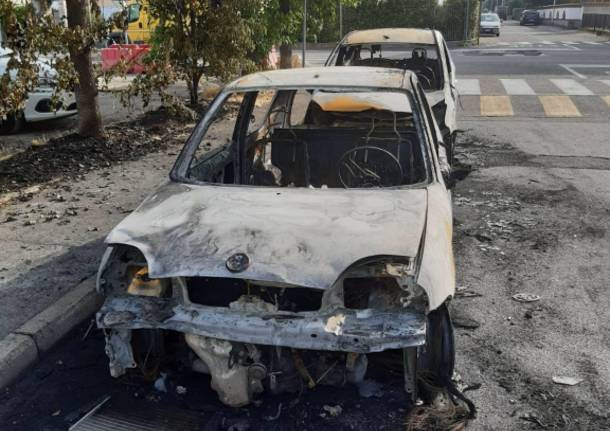 Auto in fiamme a Canegrate