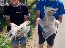 bambini puliscono le strade dopo la Festa del Rugby