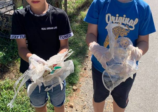 bambini puliscono le strade dopo la Festa del Rugby