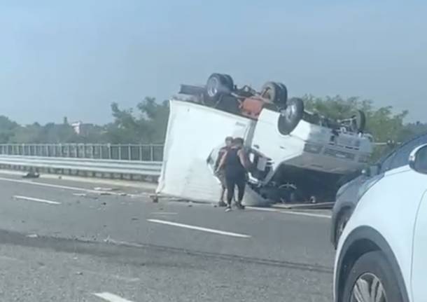 camion ribaltato autostrada