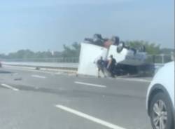 camion ribaltato autostrada