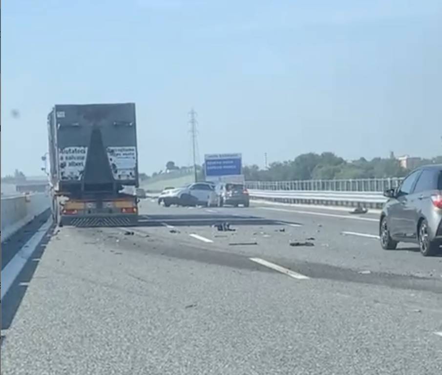 camion ribaltato autostrada
