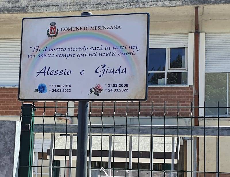 La targa di Mesenzana dedicata ad Alessio e Giada