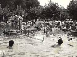 A nuoto nel Lago di Varese (in bianco e nero)