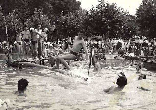 A nuoto nel Lago di Varese (in bianco e nero)