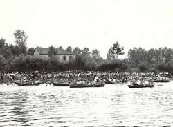 A nuoto nel Lago di Varese (in bianco e nero)