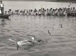 A nuoto nel Lago di Varese (in bianco e nero)