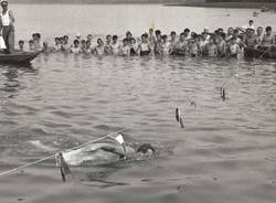 A nuoto nel Lago di Varese (in bianco e nero)