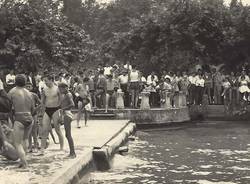 A nuoto nel Lago di Varese (in bianco e nero)