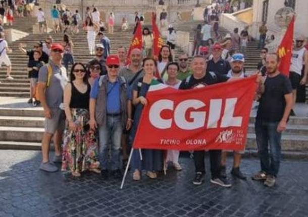 Sindacalisti di Legnano in piazza del Popolo a Roma per la manifestazione “Pace Lavoro”