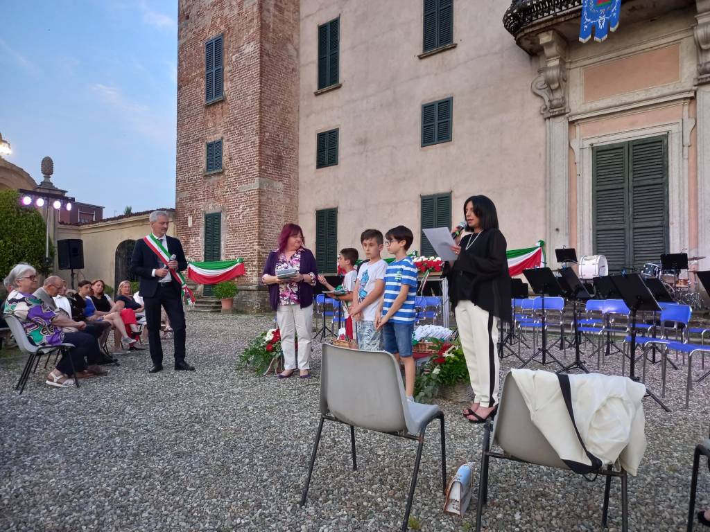 Cislago accoglie i neo 18enni con una cerimonia nel cortile di Castello Visconti Castelbarco