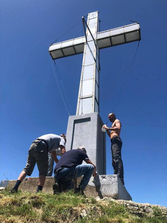 Cuasso al monte - La croce del Poncione rimessa a nuovo dall'associazione On