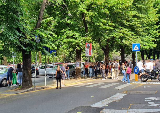 Festeggiamenti per l'ultimo giorno di scuola a Legnano