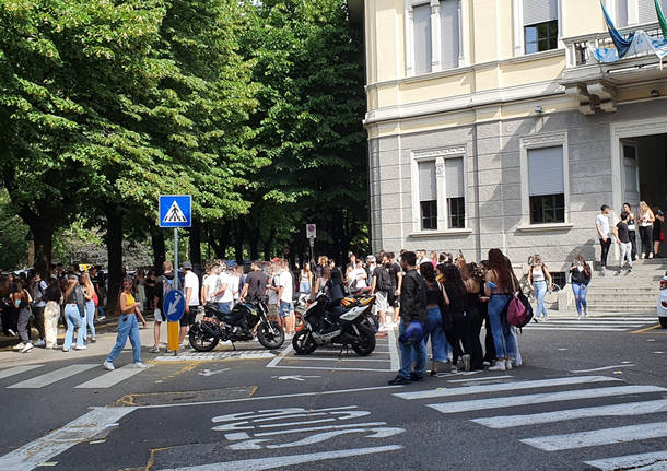 Festeggiamenti per l'ultimo giorno di scuola a Legnano