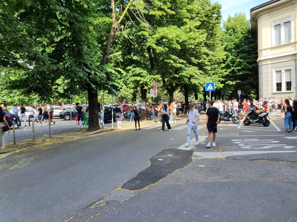 Festeggiamenti per l'ultimo giorno di scuola a Legnano