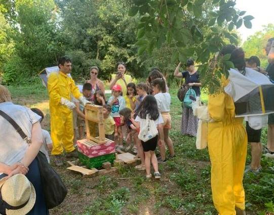 I bimbi della contrada San Martino in visita nella "casa" delle api del Castello di Legnano