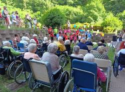 I piccoli cantanti del Coro Valcuvia ospiti della Residenza La Prealpina