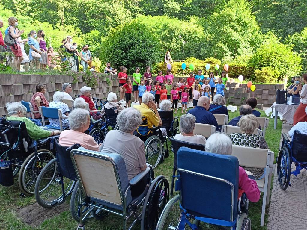 I piccoli cantanti del Coro Valcuvia ospiti della Residenza La Prealpina