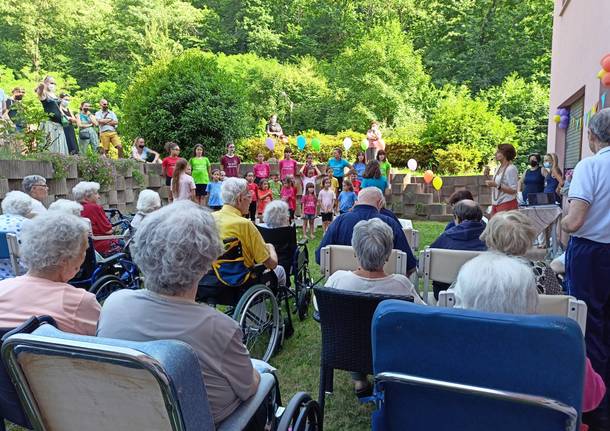 I piccoli cantanti del Coro Valcuvia ospiti della Residenza La Prealpina