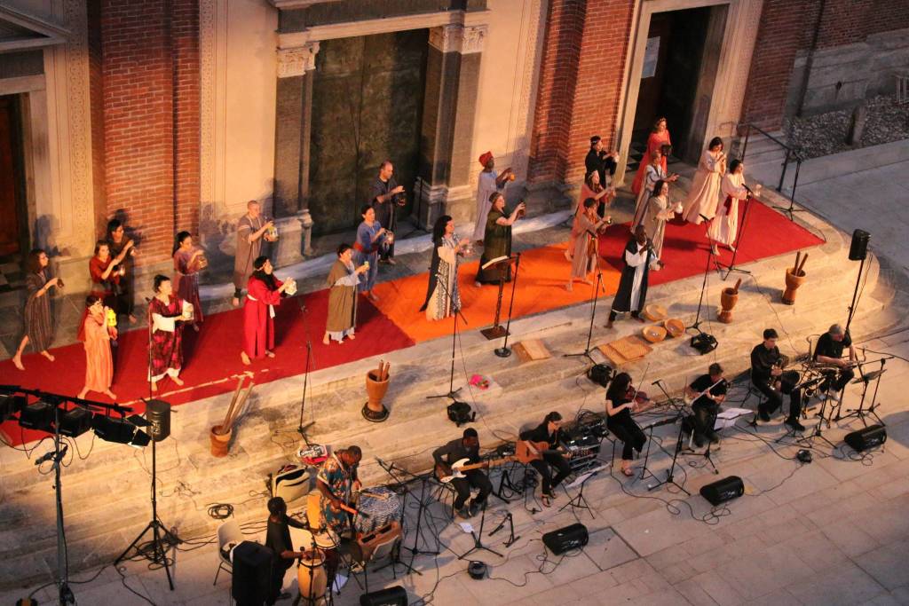 Il coro Elikya in piazza San Magno a Legnano