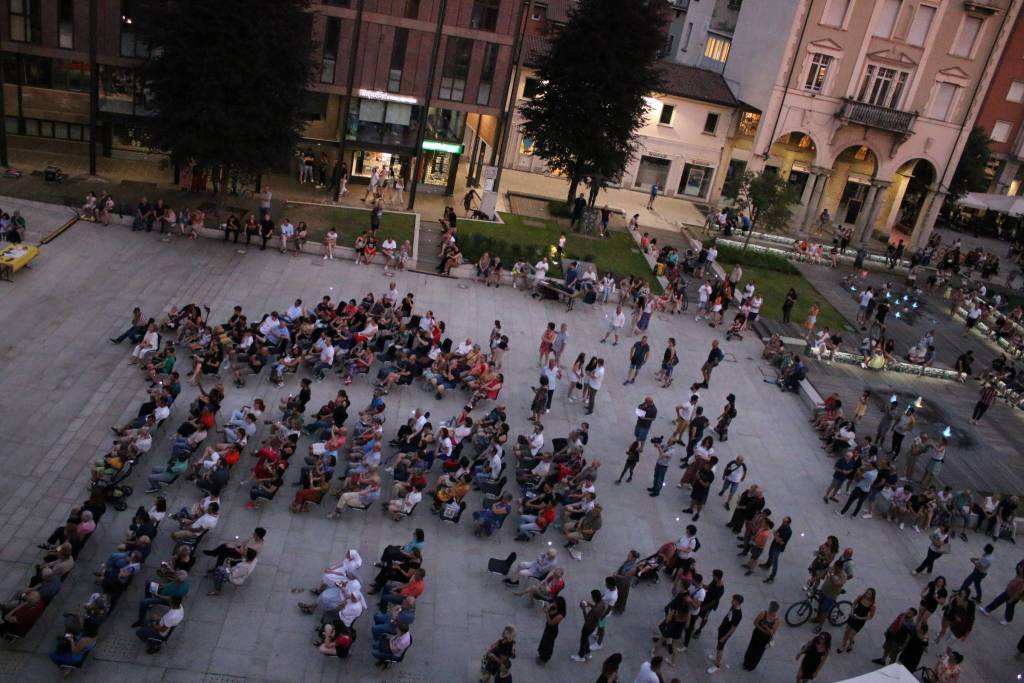 Il coro Elikya in piazza San Magno a Legnano