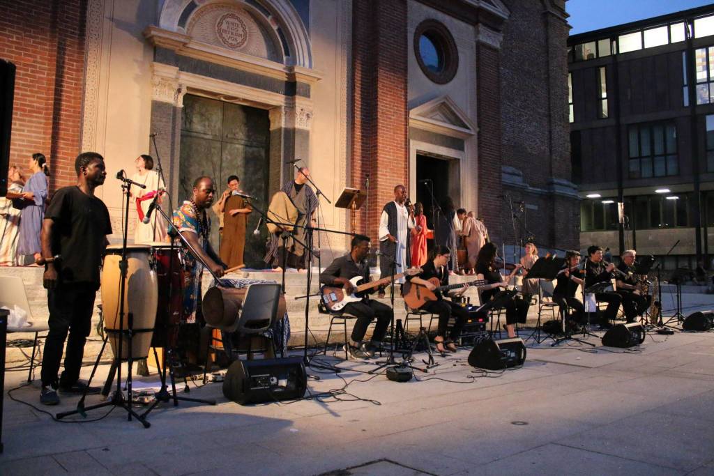 Il coro Elikya in piazza San Magno a Legnano