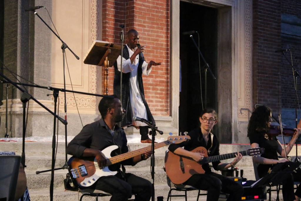 Il coro Elikya in piazza San Magno a Legnano