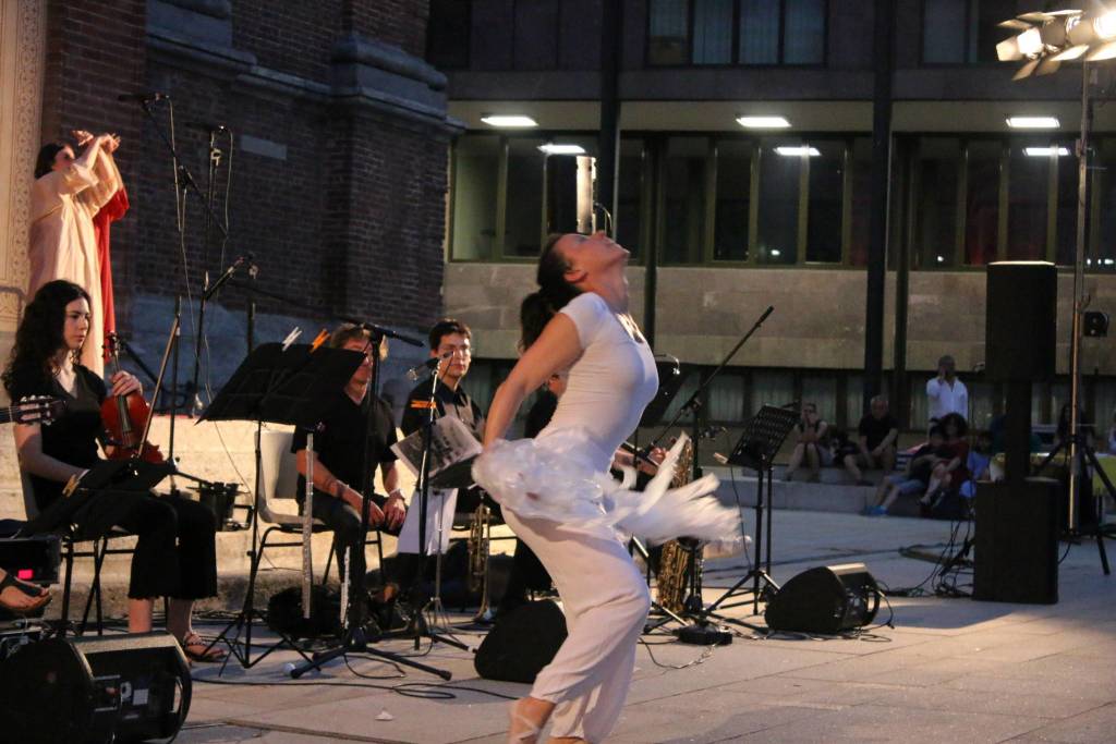 Il coro Elikya in piazza San Magno a Legnano