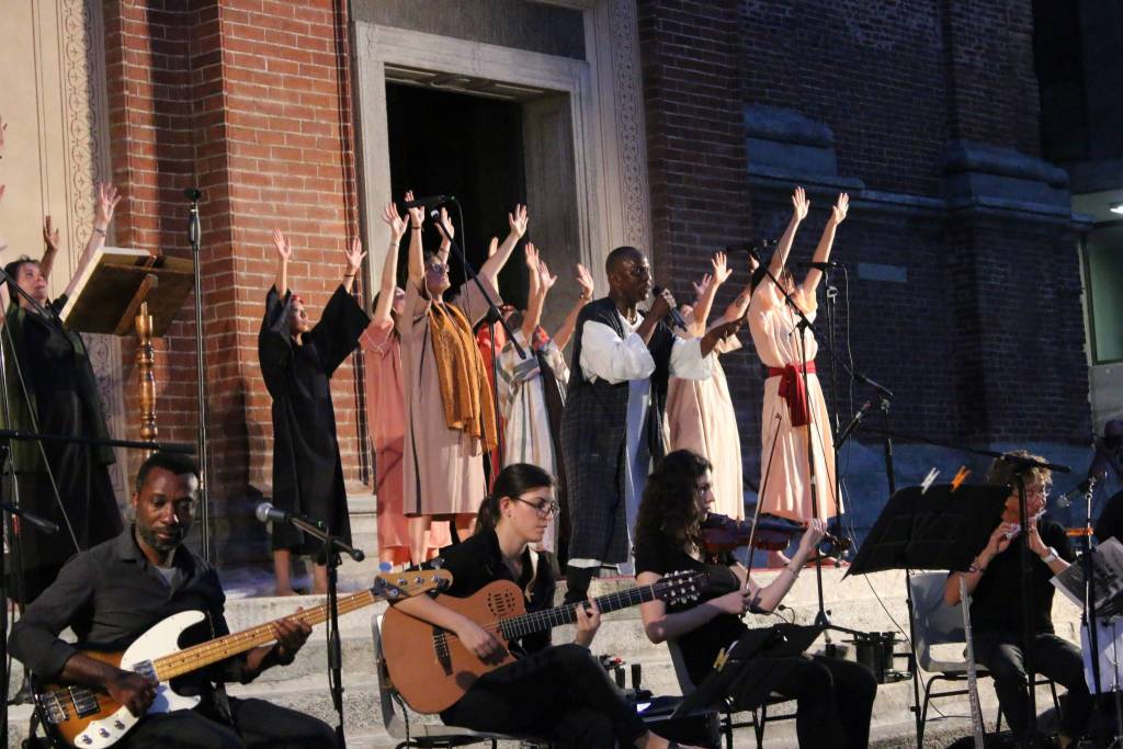 Il coro Elikya in piazza San Magno a Legnano