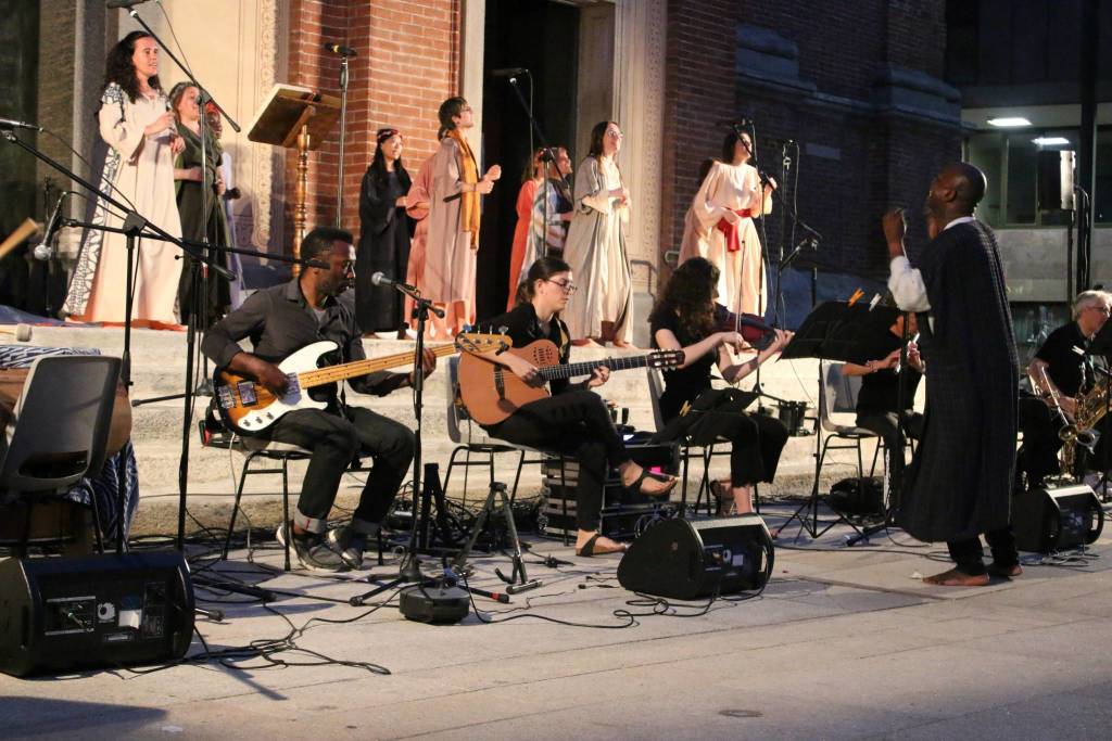 Il coro Elikya in piazza San Magno a Legnano