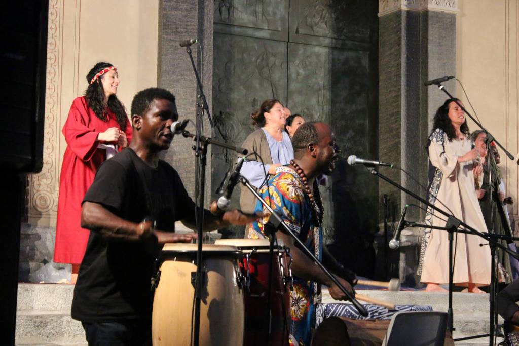 Il coro Elikya in piazza San Magno a Legnano