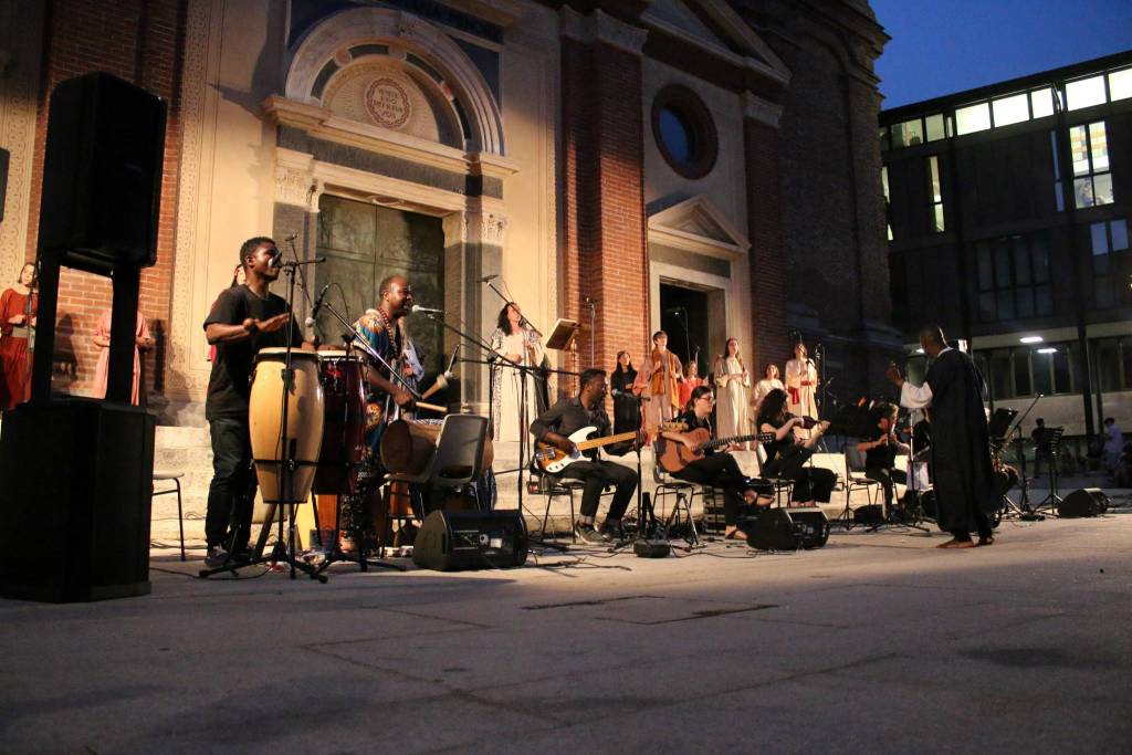 Il coro Elikya in piazza San Magno a Legnano