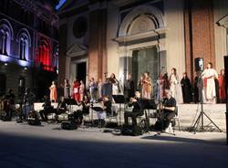 Il coro Elikya in piazza San Magno a Legnano