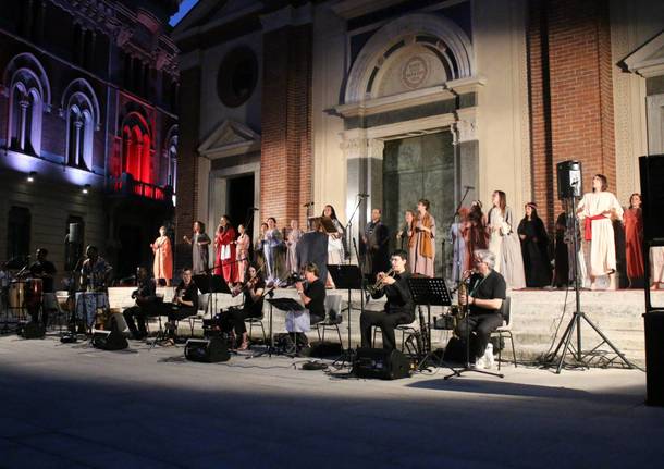 Il coro Elikya in piazza San Magno a Legnano