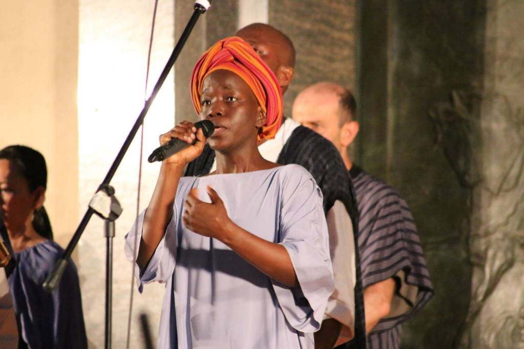 Il coro Elikya in piazza San Magno a Legnano