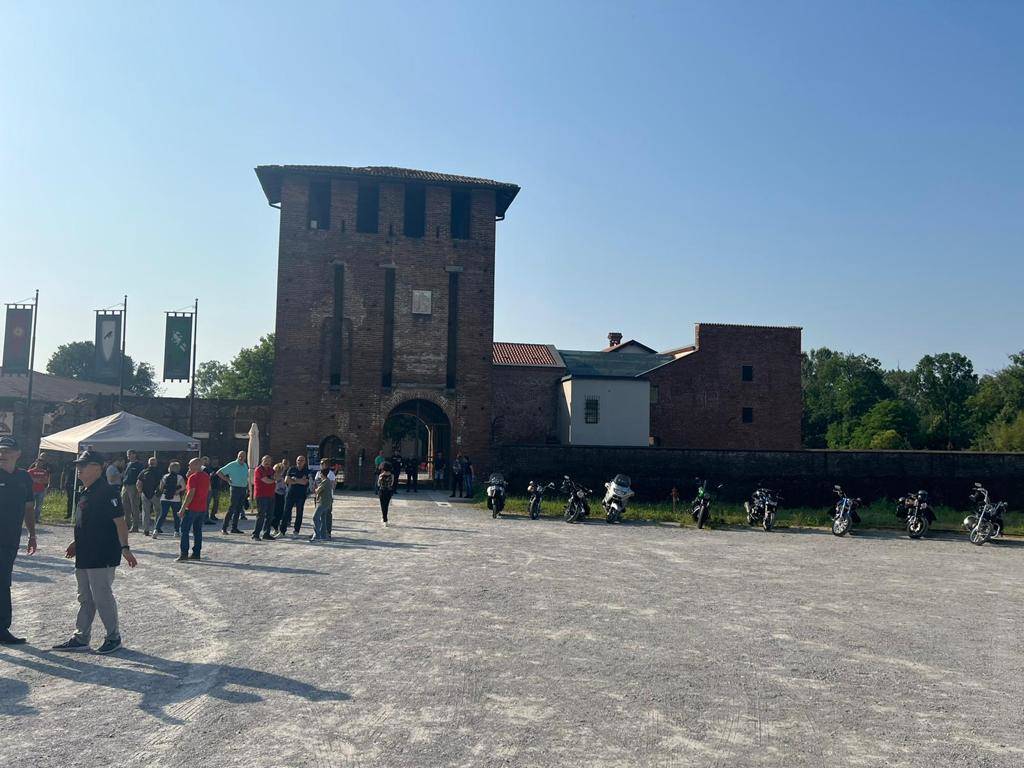 Il primo motoraduno davanti al Castello di Legnano 