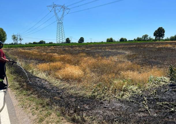 incendio campo orzo cuggiono