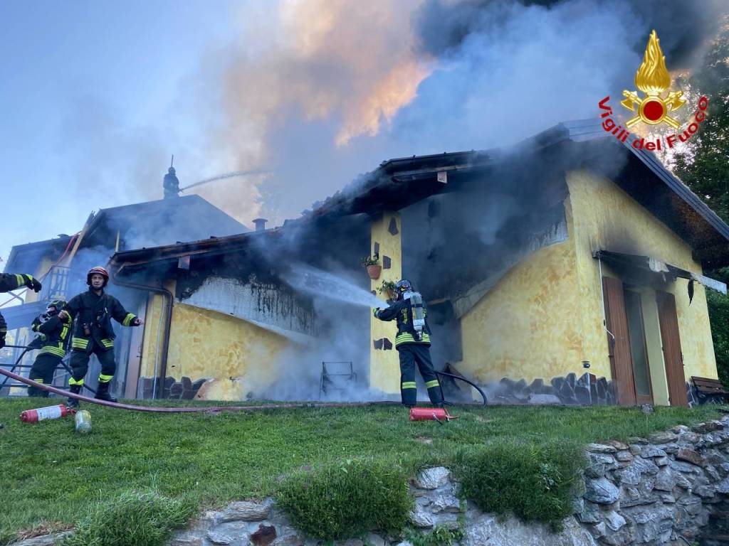 Incendio in una abitazione a Cunardo, l'intervento dei Vigili del Fuoco