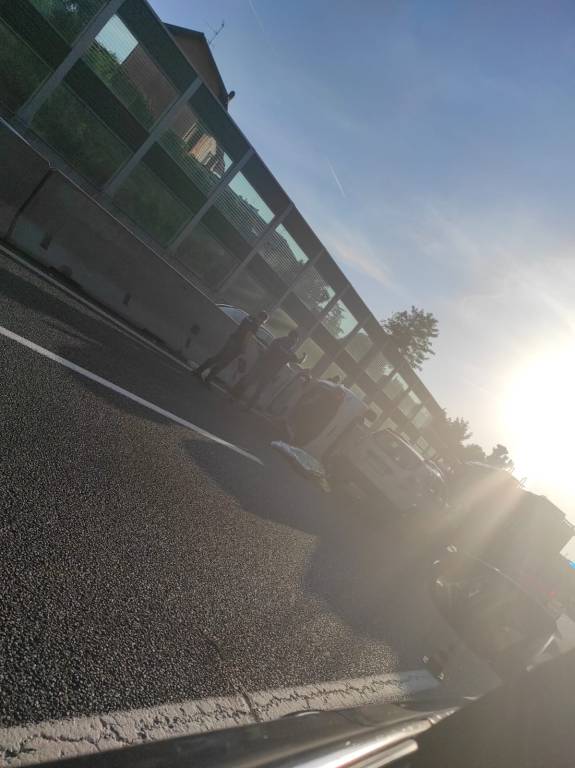 Incidente con ribaltamento sull'A8 verso Varese 