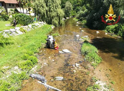 L'auto esce di strada e finisce nel greto del torrente a Montegrino