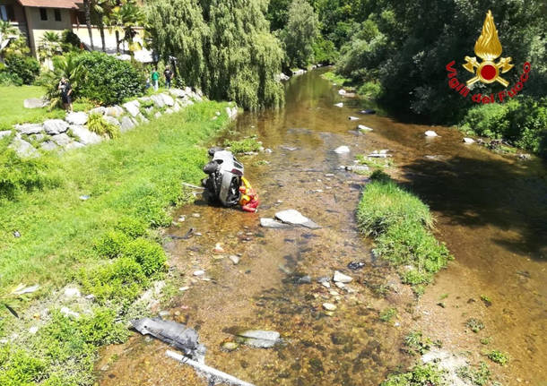 L'auto esce di strada e finisce nel greto del torrente a Montegrino