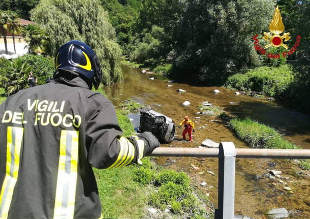 L'auto esce di strada e finisce nel greto del torrente a Montegrino