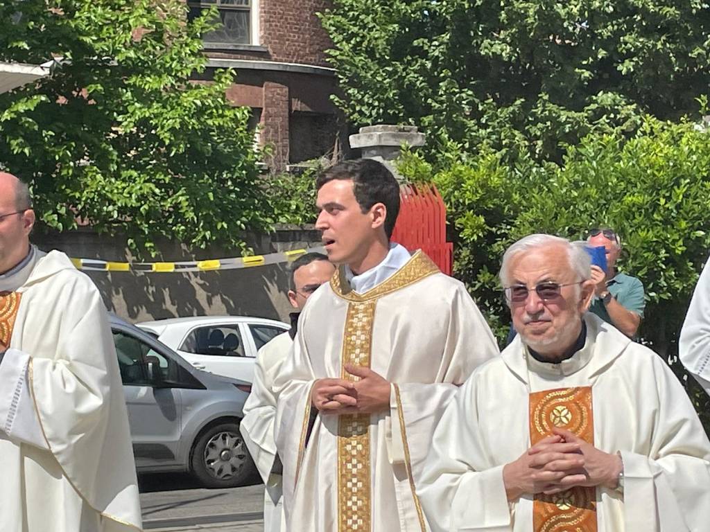 La comunità di Santa Teresa festeggia a Legnano don Matteo Bienati, novello sacerdote