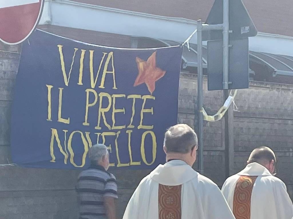 La comunità di Santa Teresa festeggia a Legnano don Matteo Bienati, novello sacerdote
