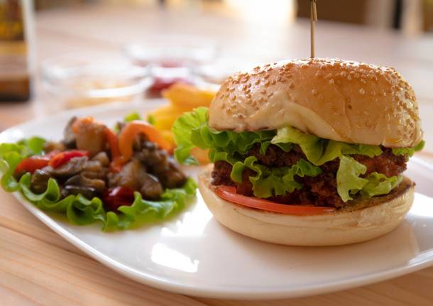 Pinsa, hamburger, fritti di mare e musica: Sbevizzola inaugura l’estate