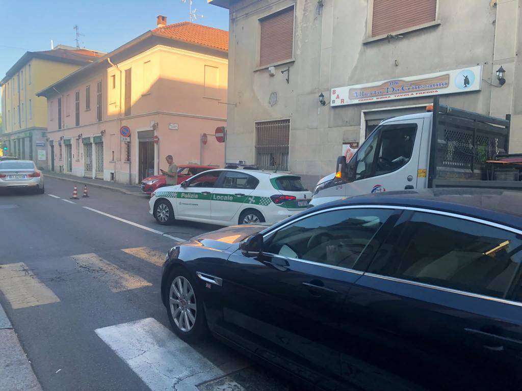 Si apre una buca nell'asfalto in via Venegoni a Legnano 