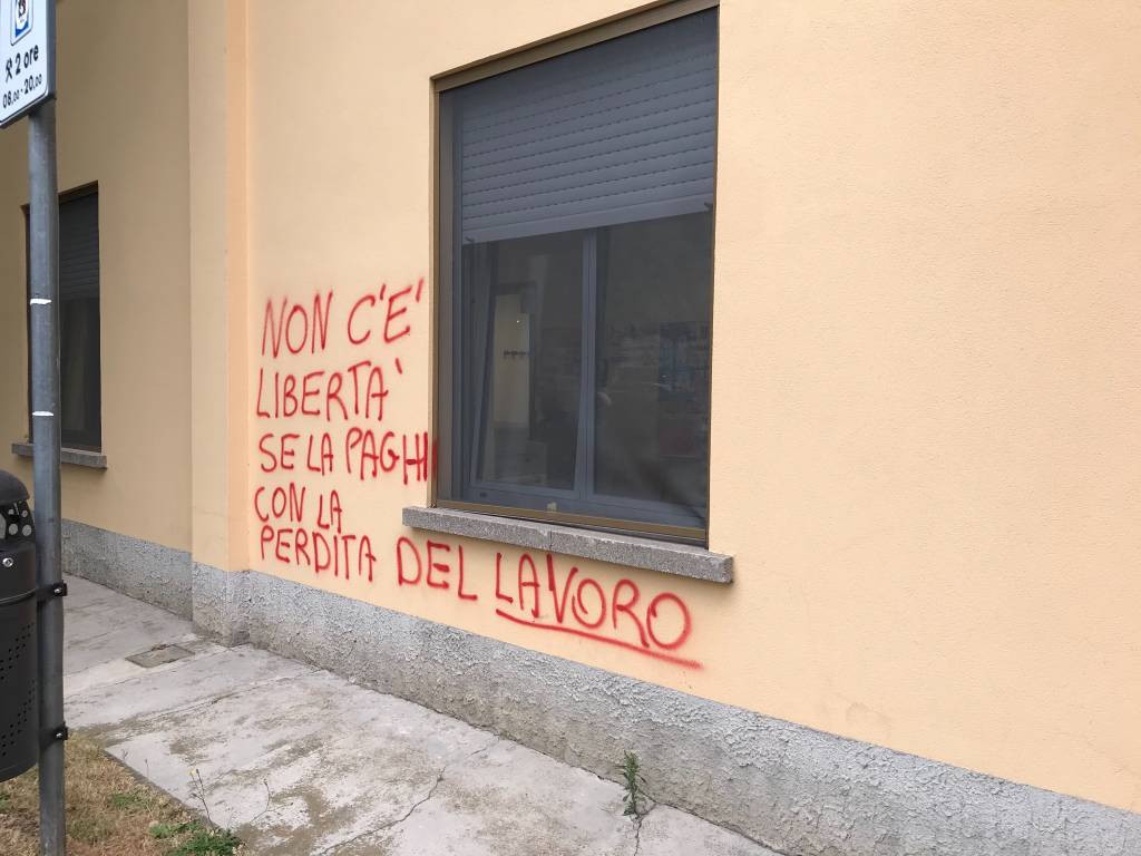 "Sindacati nazisti". Imbratti i muri della sede della Camera del Lavoro di Saronno