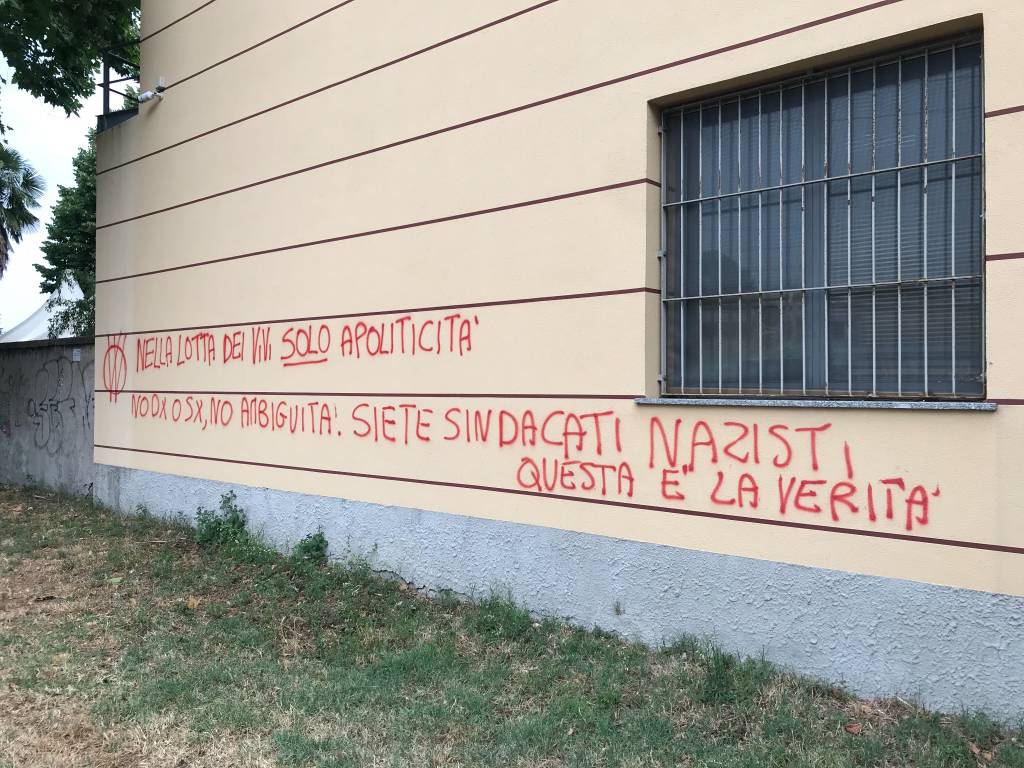 "Sindacati nazisti". Imbratti i muri della sede della Camera del Lavoro di Saronno