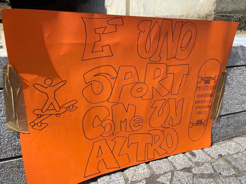 Skater in protesta in Largo Tosi a Legnano 